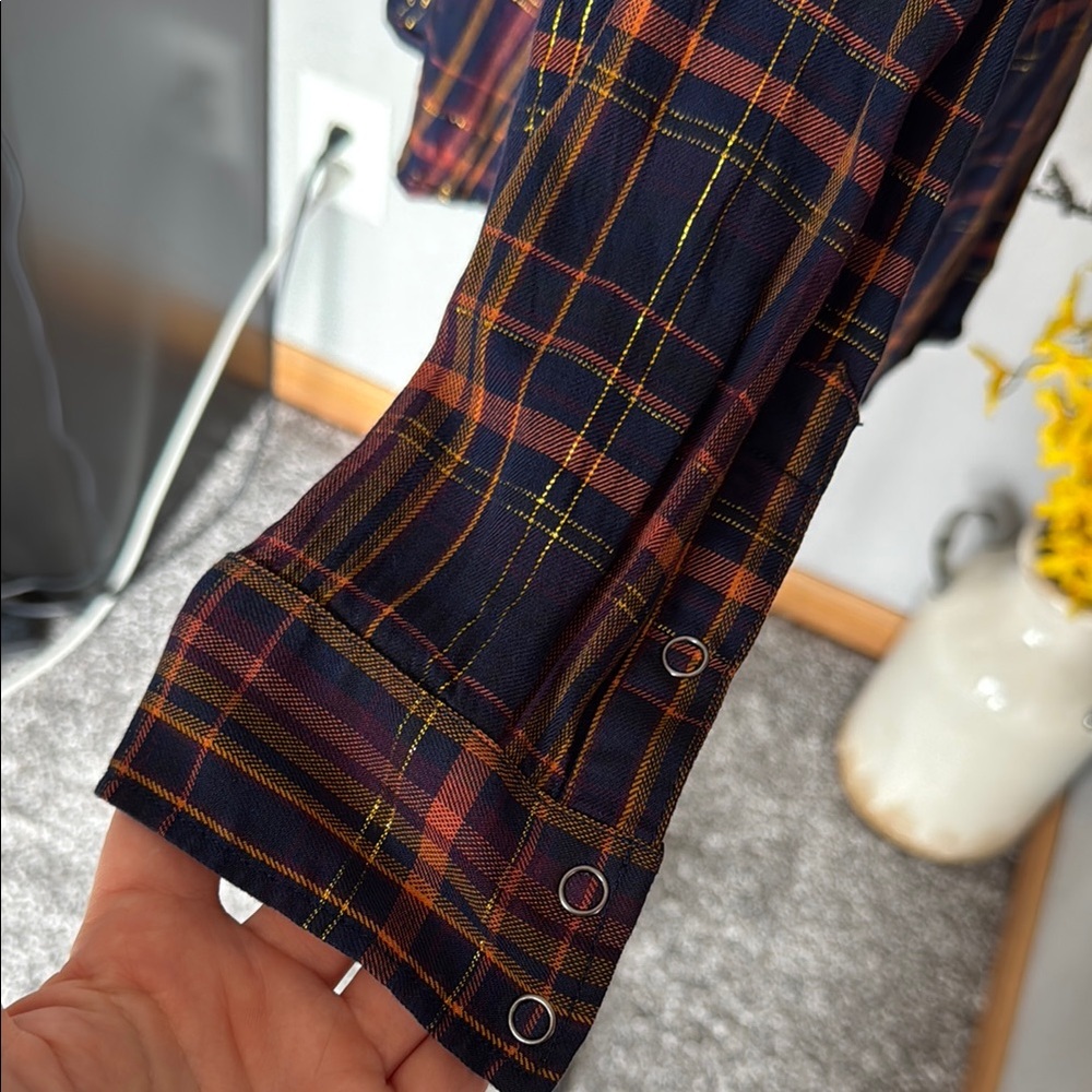 Express Plaid Button-Up Shirt - Picture 5 of 9